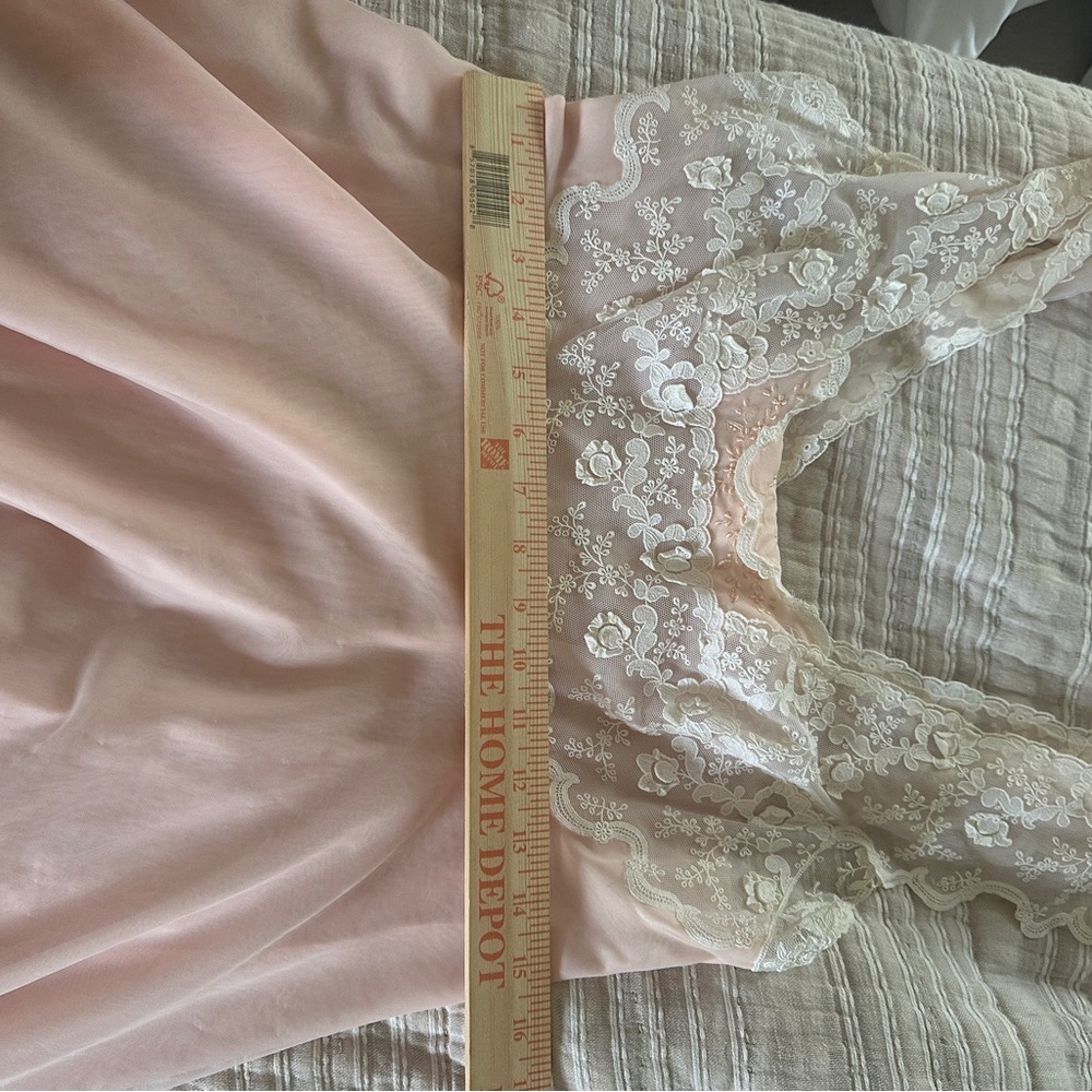 Elegant Vintage Pink Lace Nightgown - Picture 4 of 7